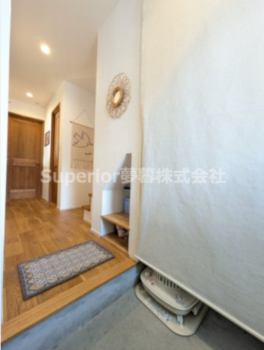 【中古戸建て】大津市赤尾町の玄関|帰ってきたら廊下奥の扉は洗面所なので、奇麗にしてからリビングへ☆