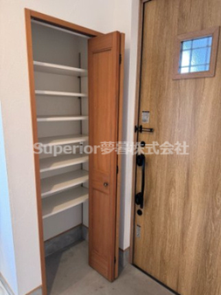 【中古戸建て】大津市赤尾町の収納|たっぷりとしたシューズクローゼットです！