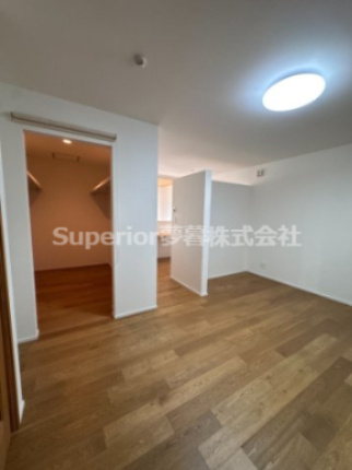 【中古戸建て】大津市赤尾町の居間・リビング|広々主寝室！！