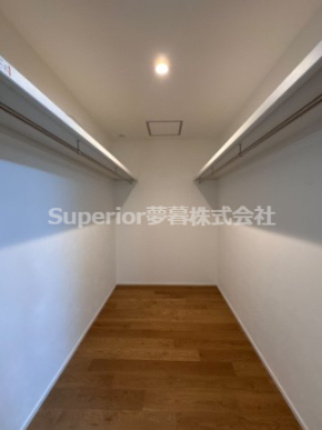 【中古戸建て】大津市赤尾町のその他|主寝室にはゆったりウォークインクローゼットがあります。