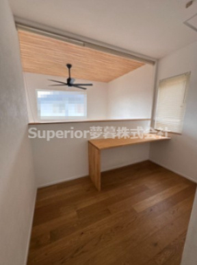 【中古戸建て】大津市赤尾町のその他|主寝室の横にはワーキングスペースもあり、趣味のお部屋としても使えます♪