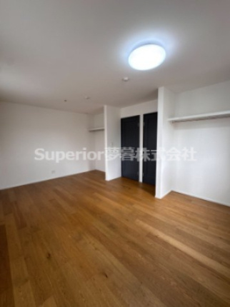 【中古戸建て】大津市赤尾町の洋室|お子様が大きくなられたり、使用目的が変わった時には２部屋に分けることができる設計になっています！！