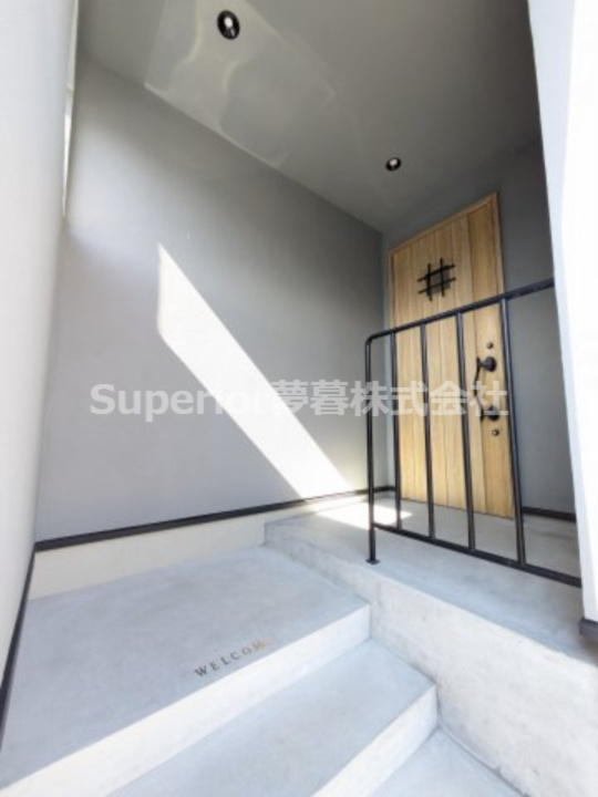 【中古戸建て】大津市赤尾町のその他|玄関ポーチもゆったりとしているので、ちょっとした荷物を置くのも可能！！