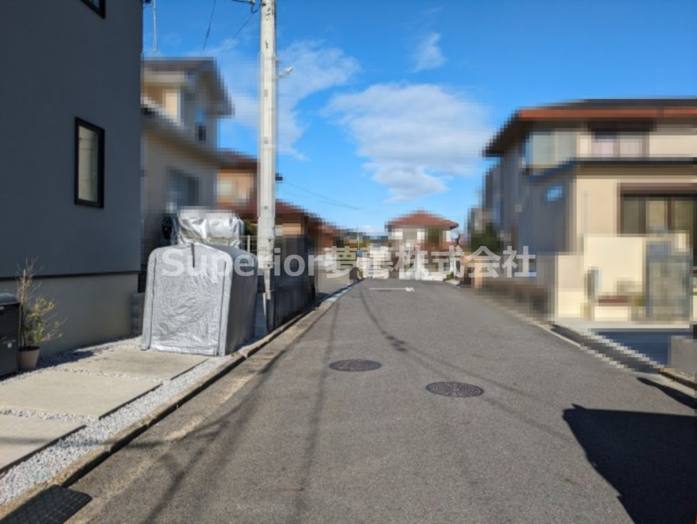 【中古戸建て】大津市赤尾町の前面道路含む現地写真|前道も約６ｍあるので、車の出し入れも安心です。