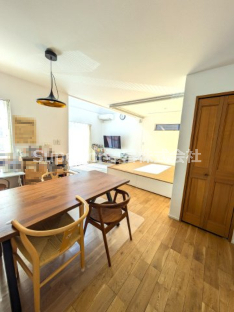 【中古戸建て】大津市赤尾町の居間・リビング|食事を取るダイニングとくつろぎスペースが上手く分けられています。