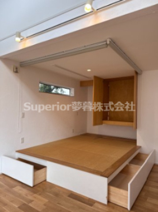 【中古戸建て】大津市赤尾町のその他|リビングには小上がりの畳スペースがあり、畳下も引き出し収納になっています(⌒∇⌒)