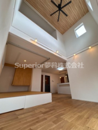 【中古戸建て】大津市赤尾町の居間・リビング|吹き抜け部分には大きな窓があり、光が十分差し込みます！
冬場には、暖房で暖められた空気もシーリングファンを利用することで温度を均一に保ちやすくできます。