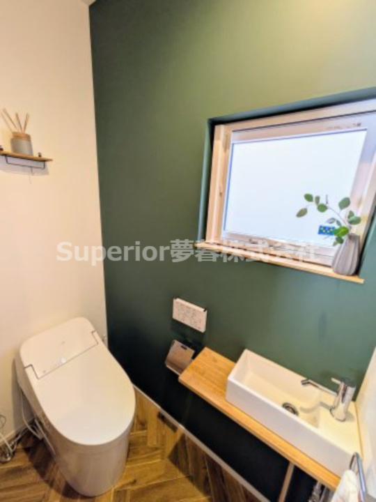 【中古戸建て】大津市赤尾町のトイレ|1階トイレはタンクレスでスッキリ☆彡