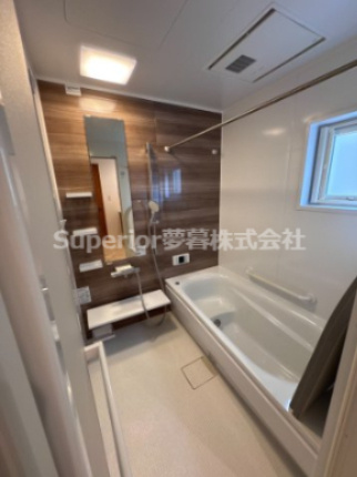 【中古戸建て】大津市赤尾町の浴室|浴室乾燥機も付いているので浴室内の湿気はもちろん、洗濯物を乾かすこともできます。
窓もしっかりついているので、換気も十分！！