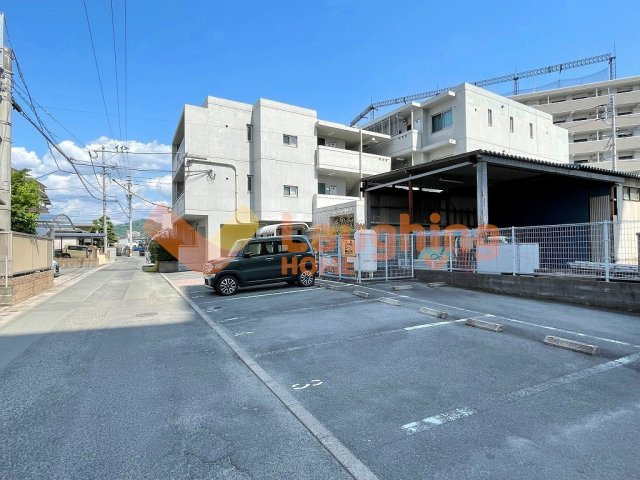 ロイヤルガーデン野中の杜の駐車場|※別号室の写真です