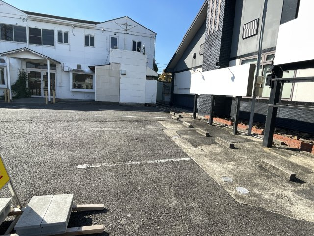 共栄町三丁目店舗(駐車場10台込)の駐車場