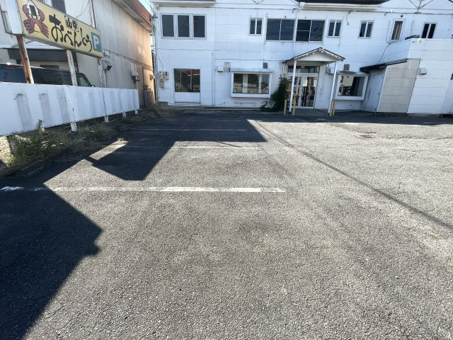 共栄町三丁目店舗(駐車場10台込)の駐車場