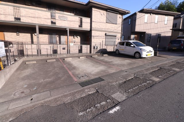 グランディールナギサワの駐車場