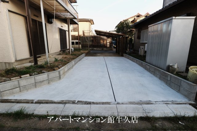 森の里貸家の駐車場