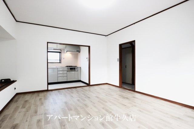 森の里貸家の居間・リビング