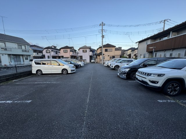 フィーネス壱番館の駐車場