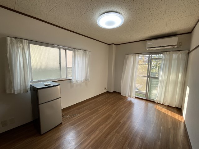 【洋室】 | サンリッチハイツ | 角部屋で窓が2つあるので光が射して明るいです☀