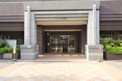【エントランス】 | 淀川リバーサイドタウンさくら１３番館 | 天神橋筋商店街まで徒歩6分、スーパー、飲食店が身近にあり生活しやすい立地です。