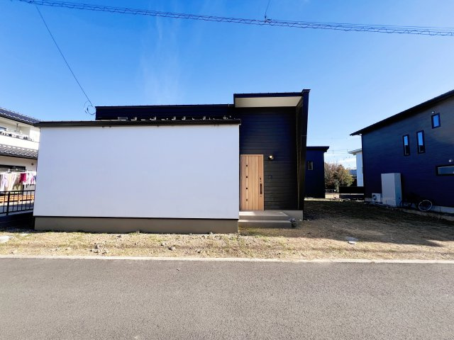 北群馬郡吉岡町大字大久保　中古住宅の外観