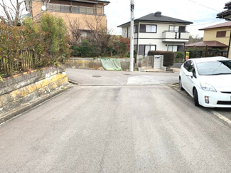 【前面道路含む現地写真】 | 交通量が少ない住宅街なので、お子様も安心して通学出来ます。
全面道路は充分な広さがあり、お子様と手を繋いでお散歩も余裕の広さがあります。
お車の運転が苦手な方でも、余裕をもって駐車することが可能です。
