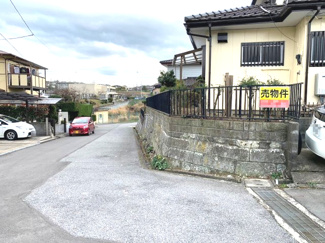 【前面道路含む現地写真】 | 少し歩けば商業施設にもすぐに利用が出来るのに、周辺は静かでどこかホッと落ち着くような住宅地。
季節の変化を感じつつ、ゆったり毎日を過ごすことができる自然に囲まれた住環境の中、のびのび子育ても叶います。