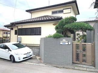 【外観】 | 3LDK。リフォーム済みにつき室内たいへん綺麗です♪すぐに気持ちよくご入居いただけます！
角地につき、日当たり・通風良好です♪
駐車スペースあります！バス停も近くアクセス良好です。
ご見学大歓迎です！