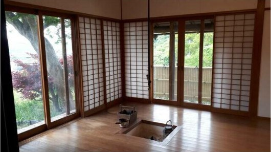 【居間・リビング】 | 百景台分譲地　戸建 | 囲炉裏がある、もと和室のお部屋