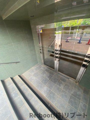 レオ四拾八番館のエントランス