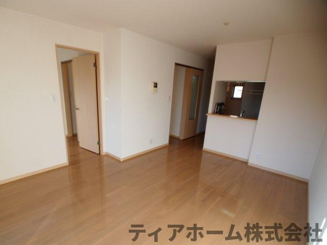 大和高田市大字池田のハイツの居間・リビング|こちらのリビングで趣味の時間をお楽しみください