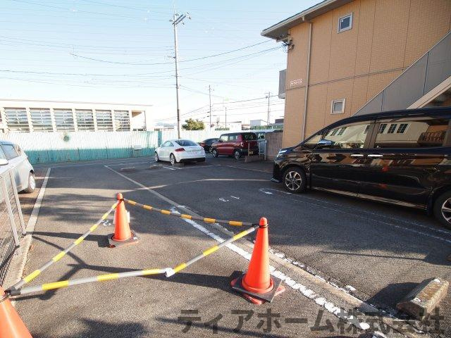 大和高田市大字池田のハイツの駐車場|駐車場があるので、車を買う予定の方も安心です