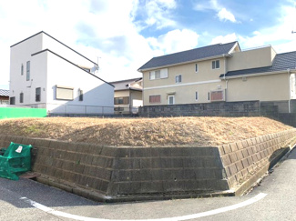 【外観】 | 敷地約76坪！！
建築条件ありません！！
角地につき日当たり、通風良好です♪
高台にありますので、水害などの浸水被害を防ぐことができます。
現地のご見学いつでも大歓迎です！！
お気軽にお問合せ下さい♪