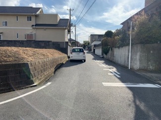 【前面道路含む現地写真】 | 交通量が少ない閑静な住宅街なので、お子様も安心して通学出来ます。
全面は広々8m道路で、お子様と手を繋いでお散歩も余裕の広さがあります。
お車の運転が苦手な方でも、余裕をもって駐車することが可能です。