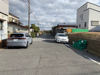 【前面道路含む現地写真】 | 少し歩けば商業施設にもすぐに利用が出来るのに、周辺は静かでどこかホッと落ち着くような住宅地。
季節の変化をゆっくり感じながら毎日を過ごすことができる自然に囲まれた住環境の中、のびのび子育てが叶います。