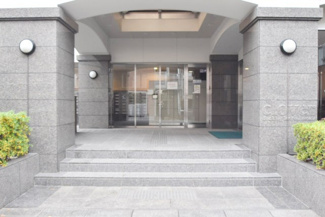 【エントランス】 | オートロックを備えた、マンションのエントランス。やはりセキュリティの観点は欠かすことができません。皆様を“安全”に送り出し、出迎えてくれます。～即日のご見学可能～　お問合せはお気軽にどうぞ。
