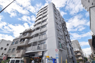 【外観】 | 青空によく映える建物です。手入れの行き届いた外壁やマンション正面エントランスなど、綺麗な姿をぜひ一度、現地にてご覧ください。～即日のご見学可能～　お問合せはお気軽にどうぞ。