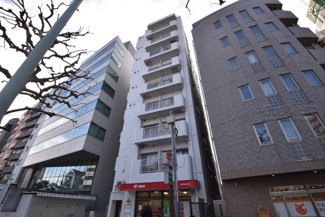 【外観】 | 青空によく映える建物です。手入れの行き届いた外壁やマンション正面エントランスなど、綺麗な姿をぜひ一度、現地にてご覧ください。～即日のご見学可能～　お問合せはお気軽にどうぞ。