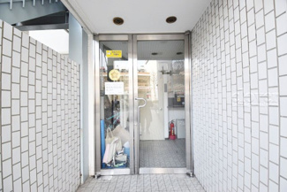 【エントランス】 | マンションの正面エントランス。出入りする人間を癒してくれるマンション入り口であり、その建物の「顔」でもあります。～即日のご見学可能～　お問合せはお気軽にどうぞ。