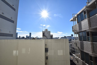 【展望】 | 眼前に広がる空の雄大さと、このお部屋の自慢の一つである「眺望」をご覧ください。毎日、この景色を独り占めできる新生活に夢が広がります。～即日のご見学可能～　お問合せはお気軽にどうぞ。
