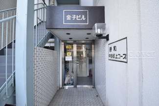 【エントランス】 | お客様を、そして住人を出迎えてくれるマンションのエントランス。ゴミが落ちていないことからも、管理状態の良さや住民の節度の高さが見て取れます。～即日のご見学可能～　お問合せはお気軽にどうぞ。