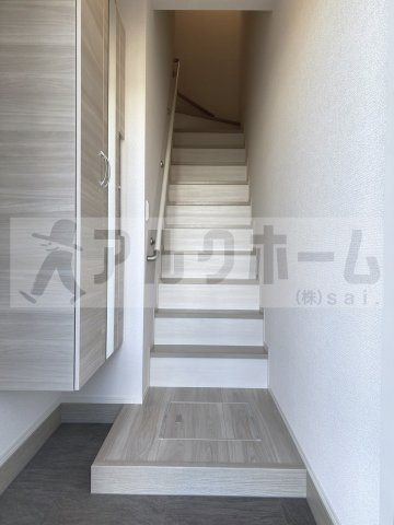 メゾンド五条宮の玄関