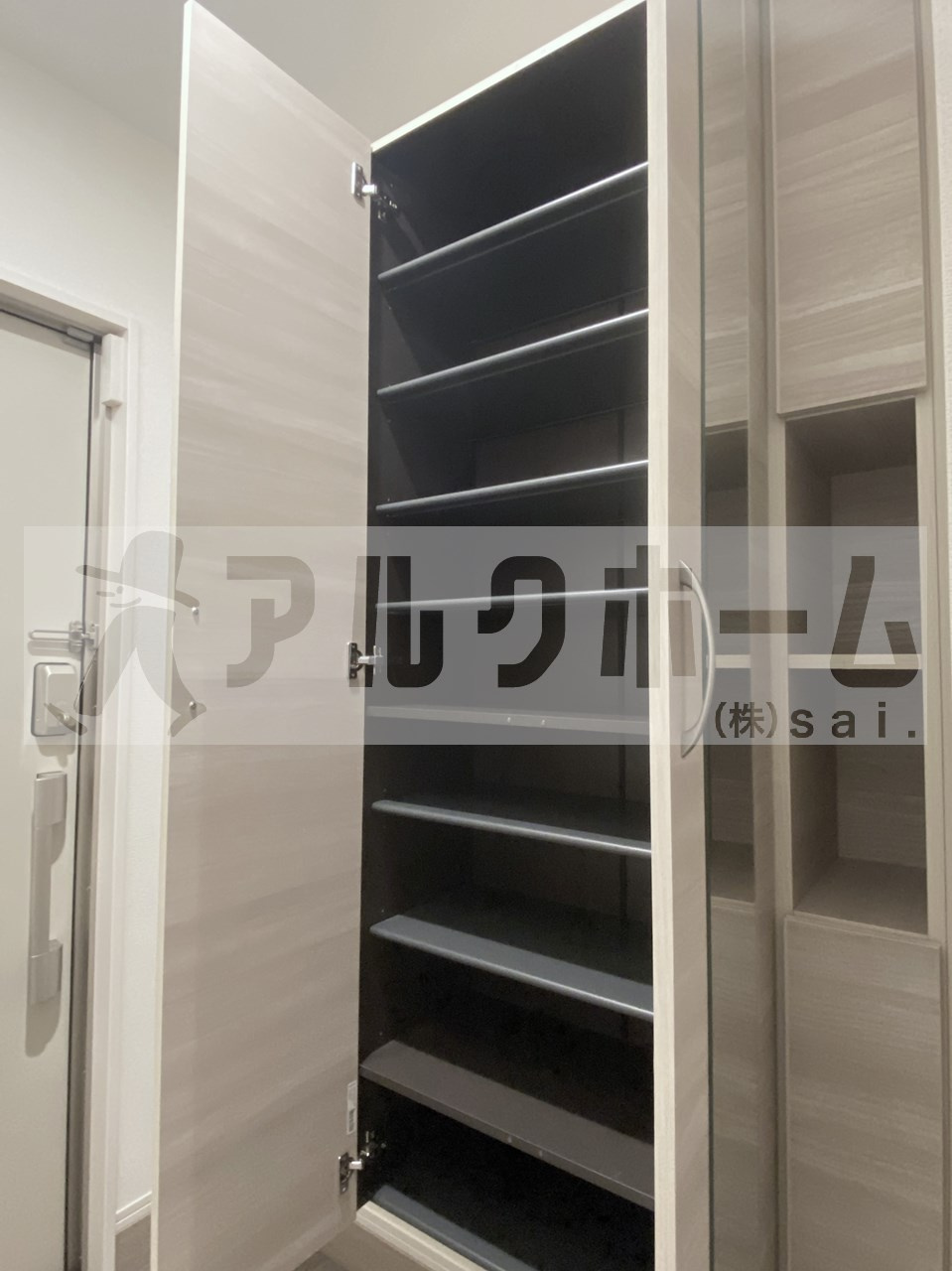 メゾンド五条宮の玄関