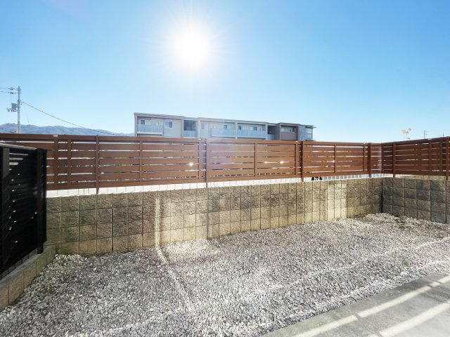 シャーメゾン　フォーレ蔵本　Ⅱ番館の庭