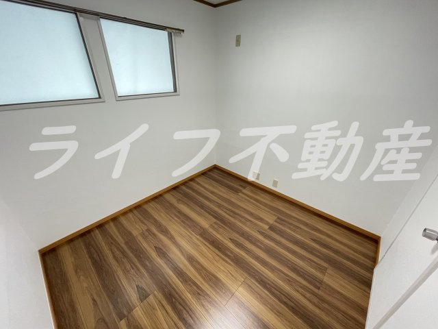 大宝　小阪本町ロイヤルハイツの洋室|こちらのリビングで趣味の時間をお楽しみください