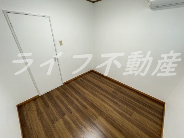 大宝　小阪本町ロイヤルハイツの居間・リビング|きれいな洋室です