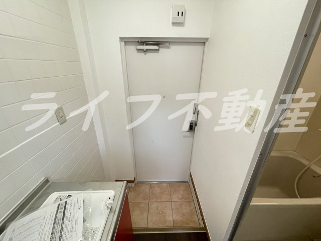 大宝　小阪本町ロイヤルハイツの玄関|明るい玄関です
