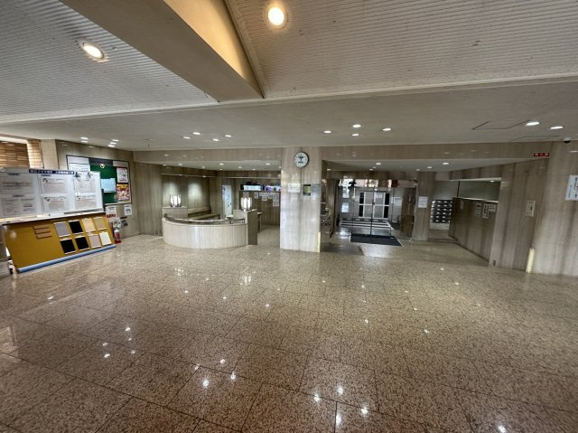 朝日プラザ柏木東棟のエントランス