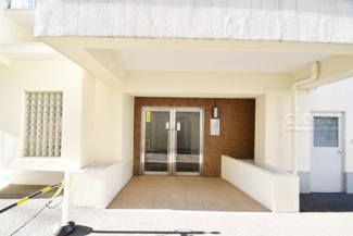 【エントランス】 | お客様を、そして住人を出迎えてくれるマンションのエントランス。ゴミが落ちていないことからも、管理状態の良さや住民の節度の高さが見て取れます。～即日のご見学可能～　お問合せはお気軽にどうぞ。