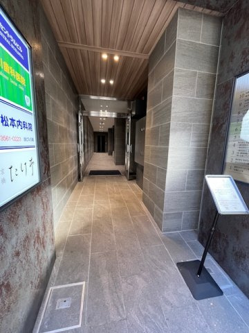 パインセントラルビルのエントランス