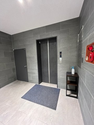 パインセントラルビルのロビー