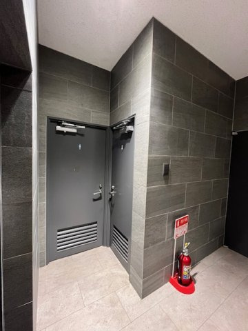 パインセントラルビルのロビー